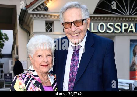 Otfried Laur mit Ehefrau Leni Laur bei der Überraschungsgala zum 90. Teatro Geburtstag von Dieter Hallervorden im Schlosspark. Berlino, 06.09.2025 *** Otfried Laur con la moglie Leni Laur al gala a sorpresa per il 90° compleanno di Dieter Hallervordens allo Schlosspark Theater di Berlino, 06 09 2025 foto:Xn.xKubelkax/xFuturexImagex geburtstagsgala 5921 Foto Stock