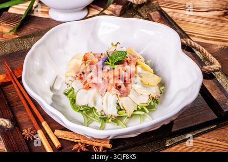 Surf Clam and Abalone Sashimi on Greens - presentazione gastronomica raffinata Foto Stock
