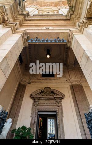 Grande ingresso allo Starbucks Reserve Roastery nel Palazzo delle Poste, Milano, Italia Foto Stock
