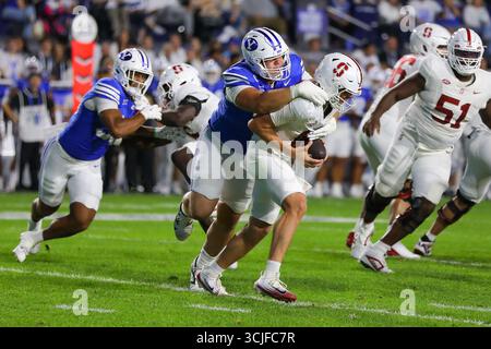 6 settembre 2025, Provo, Utah, USA: Il defensive tackle di Brigham Young Cougars KEANU TANUVASA (57) sack il quarterback di Stanford Cardinal BEN GULBRANSON (15) durante il primo tempo della partita di football NCAA tra gli Stanford Cardinal e i BYU Cougars al LaVell Edwards Stadium. BYU ha vinto 27:3. (Credit Image: © Darrin Fry/ZUMA Press Wire) SOLO PER USO EDITORIALE! Non per USO commerciale! Crediti: ZUMA Press, Inc./Alamy Live News Foto Stock