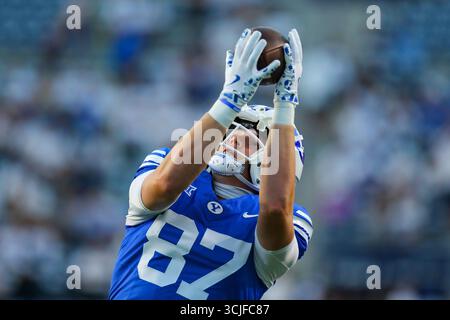6 settembre 2025, Provo, Utah, USA: Il tight end Brigham Young Cougars ETHAN ERICKSON (87) riceve una palla durante il riscaldamento prima della partita di football NCAA tra gli Stanford Cardinal e i BYU Cougars al LaVell Edwards Stadium. BYU ha vinto 27:3. (Credit Image: © Darrin Fry/ZUMA Press Wire) SOLO PER USO EDITORIALE! Non per USO commerciale! Crediti: ZUMA Press, Inc./Alamy Live News Foto Stock