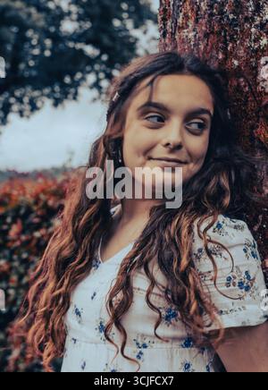 Ritratto di giovane donna tra le foglie d'autunno Foto Stock