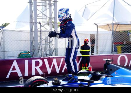 Luke Browning, pilota della Williams Racing Academy, celebra la vittoria della gara F2 davanti al Gran Premio d'Italia sul circuito di Monza. Data foto: Domenica 7 settembre 2025. Foto Stock