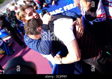 Luke Browning, pilota della Williams Racing Academy, celebra la vittoria della gara F2 davanti al Gran Premio d'Italia sul circuito di Monza. Data foto: Domenica 7 settembre 2025. Foto Stock