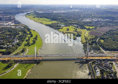 Vista aerea, autostrada A40 per i maggiori cantieri, ponte sul Reno Neuenkamp, navigazione interna sul Reno, vista lontana con nuvole, Neuenkamp, Duisburg Foto Stock