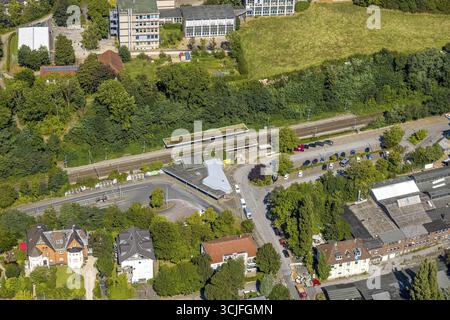Vista aerea, stazione centrale Hbf con piattaforma, edificio con piazzale e parcheggio, Gevelsberg, zona della Ruhr, Renania settentrionale-Vestfalia, Germania, mai Foto Stock