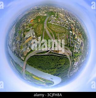 Veduta aerea, svincolo autostradale Duesseldorf-Bilk della A46 con Muenchener Strasse a Fleher Wald e sul fiume Reno, associazione giardino allotment KGV He Foto Stock