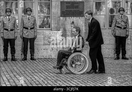 Germania, Berlino, 20 luglio 1992, Wolfgang Schaeuble, in sedia a rotelle, cerimonia per le vittime del 20 luglio, Bendlerblock Memorial Foto Stock