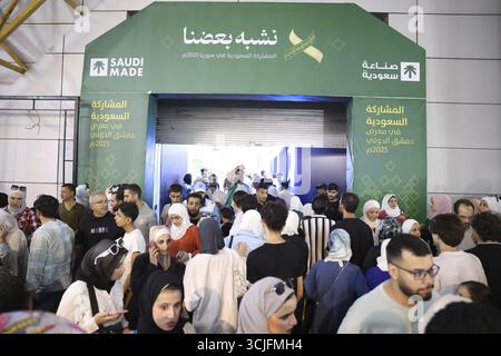 Le aziende saudite espongono prodotti e investimenti all'interno del padiglione saudita alla Fiera Internazionale di Damasco, la prima edizione dopo la caduta di Ba Foto Stock