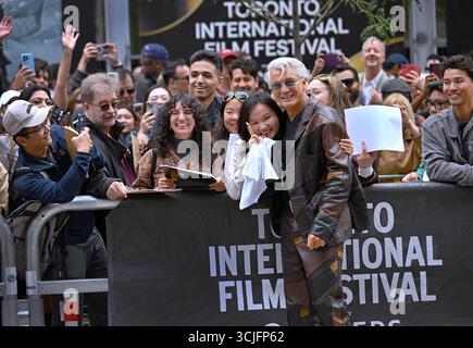 Toronto, Canada. 6 settembre 2025. Il regista Baz Luhrmann posa con i fan mentre arriva per la prima mondiale di 'Epic: Elvis Presley in Concert' durante il Toronto International Film Festival al Princess of Wales Theatre di Toronto, Canada, sabato 6 settembre 2025. Quest'anno, il festival festeggia la sua 50a edizione e presenta 291 film provenienti da tutto il mondo. Foto di Chris Chew/UPI credito: UPI/Alamy Live News Foto Stock