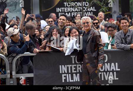 Toronto, Canada. 6 settembre 2025. Il regista Baz Luhrmann posa con i fan mentre arriva per la prima mondiale di 'Epic: Elvis Presley in Concert' durante il Toronto International Film Festival al Princess of Wales Theatre di Toronto, Canada, sabato 6 settembre 2025. Quest'anno, il festival festeggia la sua 50a edizione e presenta 291 film provenienti da tutto il mondo. Foto di Chris Chew/UPI credito: UPI/Alamy Live News Foto Stock