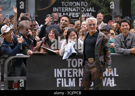 Toronto, Canada. 6 settembre 2025. Il regista Baz Luhrmann posa con i fan mentre arriva per la prima mondiale di 'Epic: Elvis Presley in Concert' durante il Toronto International Film Festival al Princess of Wales Theatre di Toronto, Canada, sabato 6 settembre 2025. Quest'anno, il festival festeggia la sua 50a edizione e presenta 291 film provenienti da tutto il mondo. Foto di Chris Chew/UPI credito: UPI/Alamy Live News Foto Stock