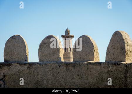 Vecchie mura della città e il minareto di fango, Khiva città vecchia, Uzbekistan Foto Stock