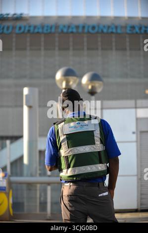Londra, Regno Unito, 7 settembre 2025 – Un ufficiale di sicurezza della Dockland Light Railway di pattuglia alla vigilia dell'apertura della mostra Defence and Security Equipment International (DSEI) vicino all'Excel Centre nei Royal Docks di Londra. La fiera DSEI si tiene ogni due anni a Excel ed è considerata uno dei più grandi eventi mondiali nel settore della difesa e della sicurezza. Fornisce un forum per i governi, le forze armate, l'industria e gli accademici, oltre a fungere anche da importante vetrina per il commercio globale di armi. Crediti: Michael Preston/Alamy Live News Foto Stock