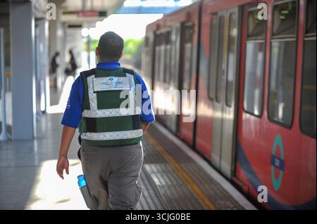 Londra, Regno Unito, 7 settembre 2025 – Un ufficiale di sicurezza della Dockland Light Railway di pattuglia alla vigilia dell'apertura della mostra Defence and Security Equipment International (DSEI) vicino all'Excel Centre nei Royal Docks di Londra. La fiera DSEI si tiene ogni due anni a Excel ed è considerata uno dei più grandi eventi mondiali nel settore della difesa e della sicurezza. Fornisce un forum per i governi, le forze armate, l'industria e gli accademici, oltre a fungere anche da importante vetrina per il commercio globale di armi. Crediti: Michael Preston/Alamy Live News Foto Stock