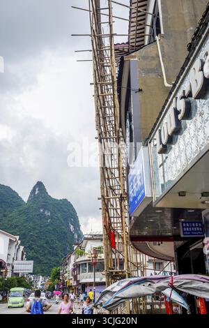 YANGSHUO, CINA - 12 GIUGNO: Impalcature di bambù utilizzate per la costruzione e la ristrutturazione dell'edificio a Yangshuo. Ponteggi in bambù utilizzati f Foto Stock