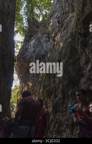 Vang Vieng, Laos - Feb 2016: Arrampicata su una macchia di arrampicata nei pressi di Vang Vieng Foto Stock