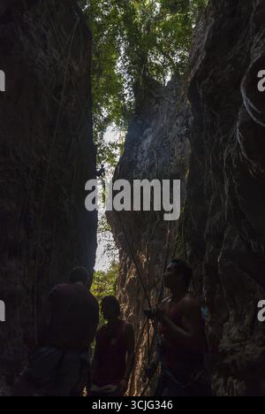 Vang Vieng, Laos - Feb 2016: Arrampicata su una macchia di arrampicata nei pressi di Vang Vieng Foto Stock
