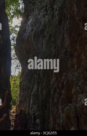 Vang Vieng, Laos - Feb 2016: Arrampicata su una macchia di arrampicata nei pressi di Vang Vieng Foto Stock