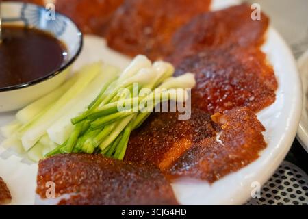 Pelle di anatra pechinese fritta, servita su piatto Foto Stock