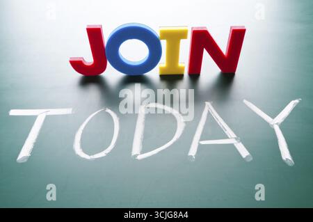 Unisciti al concetto di oggi, parole di messaggio sulla lavagna Foto Stock