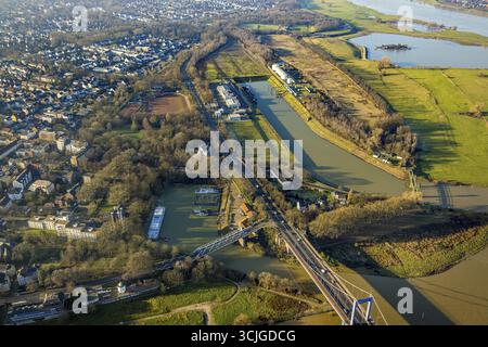 Veduta aerea, ponte sollevatore Rheinpreussenhafen 1931/32 e fiume Reno, vista, nave addestramento RHEIN e ponte Koenigstrasse, Alt-Homberg, Duisburg, Ruhr Foto Stock