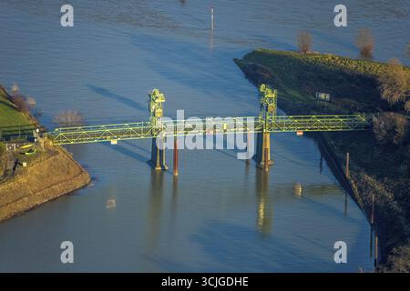 Veduta aerea, ponte sollevatore Rheinpreussenhafen 1931/32, Landmark, Alt-Homberg, Duisburg, zona della Ruhr, Renania settentrionale-Vestfalia, Germania, architettura, viewpo Foto Stock