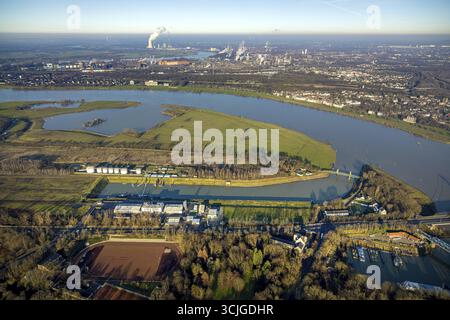 Veduta aerea, ponte sollevatore Rheinpreussenhafen 1931/32 e fiume Reno, sullo sfondo centrale STEAG Walsum e thssenkrupp Steel, Alt-Homberg, Du Foto Stock