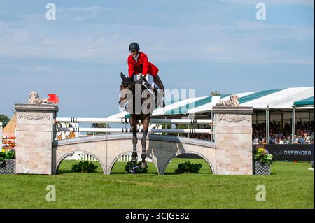 Stamford, Regno Unito. 7 settembre 2025. Harry Meade e et Hop Du Matz rappresentano la Gran Bretagna durante la fase Show Jumping il 4° giorno delle prove a cavallo Defender Burghley del 2025 tenutesi nei terreni di Burghley House a Stamford, Lincolnshire, Inghilterra, Regno Unito. Credito: Jonathan Clarke/Alamy Live News Foto Stock
