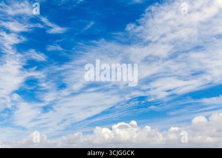 Un cielo blu vibrante pieno di nuvole di cirrus e morbide formazioni di cumulus, che creano uno sfondo naturale sereno ed esteso vicino a Cambelas Foto Stock