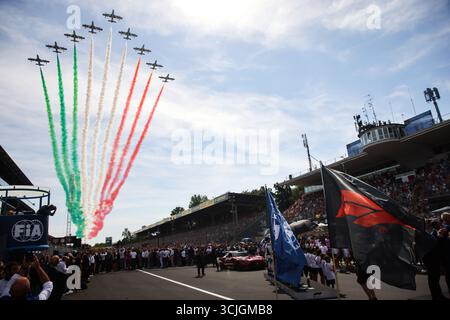 Monza, Italie. 7 settembre 2025. Il team acrobatico dell'Aeronautica militare frecce Tricolori sorvola la griglia di partenza dei colori italiani con i loro aerei Aermacchi MB-339A/PAN durante il Gran Premio d'Italia 2025 di Formula 1 Pirelli, Gran Premio d'Italia 2025, 16° round del Campionato Mondiale di Formula 1 2025 FIA dal 5 al 7 settembre 2025 sull'autodromo Nazionale Monza, a Monza, Italia - foto Xavier Bonilla/DPPI credito: DPPI Media/Alamy Live News Foto Stock