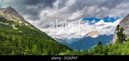 Giornata estiva mozzafiato tra le montagne selvagge delle Dolomiti, vicino al Lago di Sorapis Foto Stock