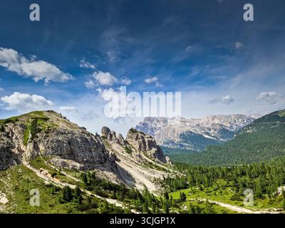 Giornata estiva mozzafiato tra le montagne selvagge delle Dolomiti, vicino al Lago di Sorapis Foto Stock
