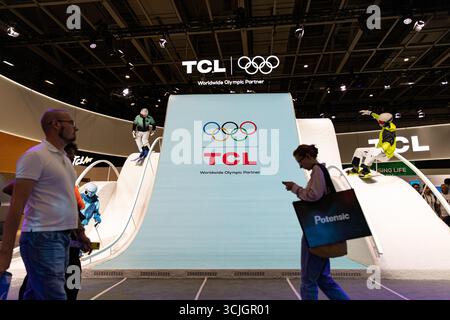 Berlino, Berlino, Germania. 7 settembre 2025. I giganti della tecnologia globale hanno lanciato i loro nuovi gadget e strumenti di intelligenza artificiale domenica 7 settembre 2025 alla fiera IFA di Berlino, una delle più grandi vetrine annuali del settore. Aziende, tra cui LG, Toshiba e Samsung, hanno presentato progressi nel campo delle appliance intelligenti, dei dispositivi mobili e delle funzionalità di intelligenza artificiale a marchio Galaxy. Gli espositori hanno anche messo in evidenza robot umanoidi, nuove piattaforme software basate sull'intelligenza artificiale e soluzioni di Home Entertainment basate su Google TV. DJI, produttore di droni, e Insta360, azienda produttrice di fotocamere, hanno presentato aggiornamenti rivolti a entrambi i professionisti Foto Stock