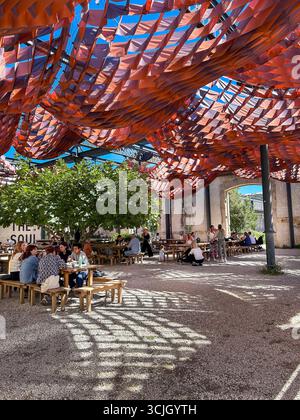 Arles, francia, folla di persone, condivisione dei pasti al Tables on Terrace, in Urban Park, Luma Arles, 'Parc des Ateliers', cena pubblica insieme Foto Stock