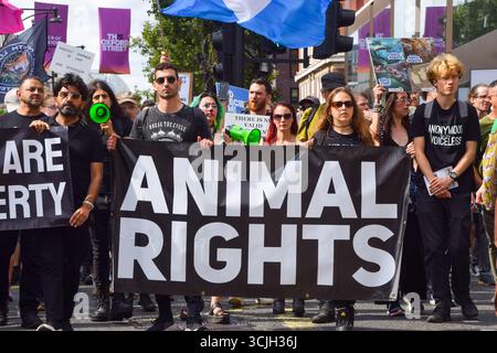 Londra, Regno Unito. 6 settembre 2025. I manifestanti tengono uno striscione "diritti degli animali" durante la marcia dei diritti degli animali a Oxford Street. Gli attivisti per i diritti degli animali hanno marciato nel centro di Londra per protestare contro ogni forma di sfruttamento e abuso degli animali, e per esortare le persone a diventare vegane. Credito: SOPA Images Limited/Alamy Live News Foto Stock