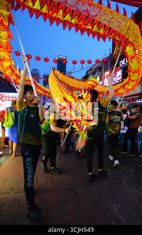 MALAYSIA KUALA LUMPUR 7/9/2025.Hungry Ghost Festival a Kuala LumpurIl Hungry Ghost Festival viene celebrato durante il settimo mese del calendario lunare cinese, quando le preghiere vengono offerte ai morti e offerte di cibo e modelli di carta vengono bruciate per placare gli spiriti vaganti. Il settimo mese inizia ufficialmente il 23 agosto e termina il 21 settembre di quest'anno, con l'effettivo Hungry Ghost Festival che cade il 7 settembre 2025. Si crede che durante questo mese intero, le porte dell'inferno si aprano, e fantasmi e spiriti fanno una visita sulla terra per trascorrere un bel periodo di riposo dal purgatorio.H.B. Foto Stock