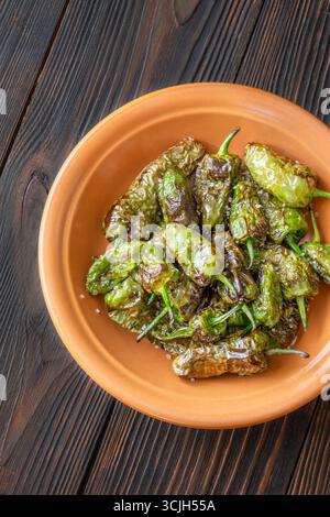 Peperoni verdi arrostiti brillanti di olio d'oliva e cosparsi di sale marino Foto Stock