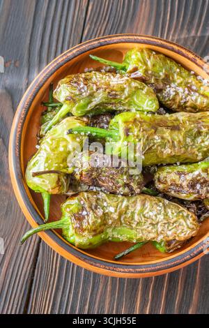 Peperoni verdi arrostiti brillanti di olio d'oliva e cosparsi di sale marino Foto Stock