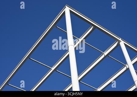 Colonne, travi e travi in acciaio bianco sul tetto dell'Imperial College London Foto Stock
