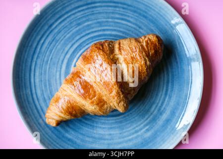 Londra Regno Unito, 7 settembre 2025, Single Butter Croisant servito su piatto Foto Stock