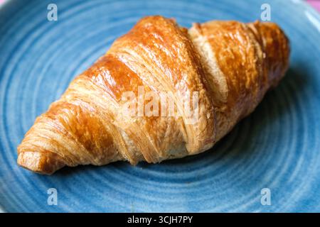 Londra Regno Unito, 7 settembre 2025, Single Butter Croisant servito su piatto Foto Stock