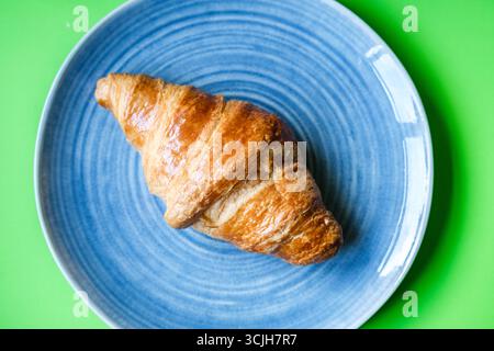 Londra Regno Unito, 7 settembre 2025, Single Butter Croisant servito su piatto Foto Stock