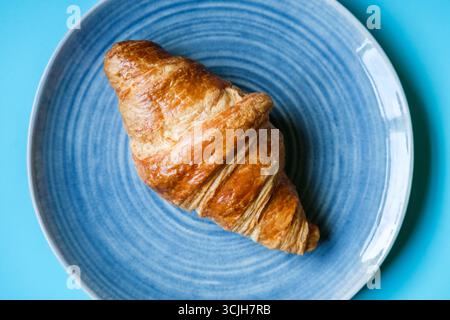 Londra Regno Unito, 7 settembre 2025, Single Butter Croisant servito su piatto Foto Stock