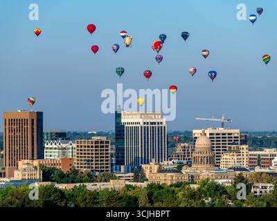 Le colorate mongolfiere fluttuano sopra lo skyline di Boise Foto Stock