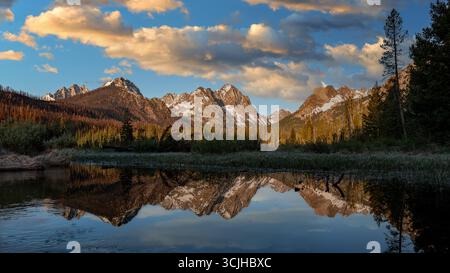 Riflesso di montagne e nuvole mattutine in Idaho Foto Stock