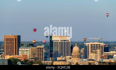 Il primo piano di colorate mongolfiere fluttuano sopra lo skyline di Boise Foto Stock