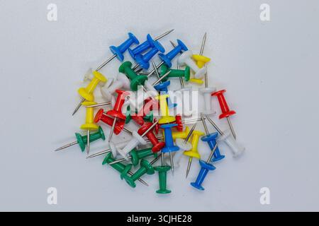 Miniature a colori assortite per l'uso in ufficio e a scuola su sfondo bianco isolato. Foto Stock