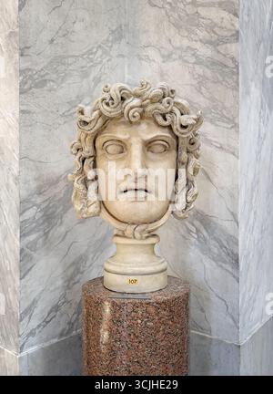 CITTÀ DEL VATICANO, ROMA, ITALIA - 2 AGOSTO 2025 testa marmorea classica di Medusa, una temibile Gorgone della mitologia greca con serpenti avvolgenti che la formano Foto Stock