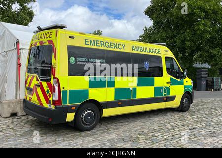 Un'ambulanza di emergenza parcheggiata vicino al Bristol Floating Harbour. Bristol, Inghilterra, Regno Unito. 24 giugno 2025. Foto Stock